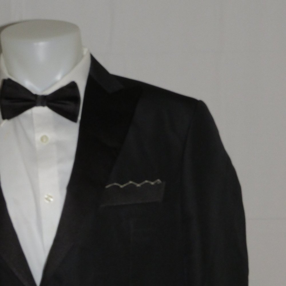 Domenico Vacca Solid Black Sharkskin Peak Lapel Two Button Tuxedo 44R NWT